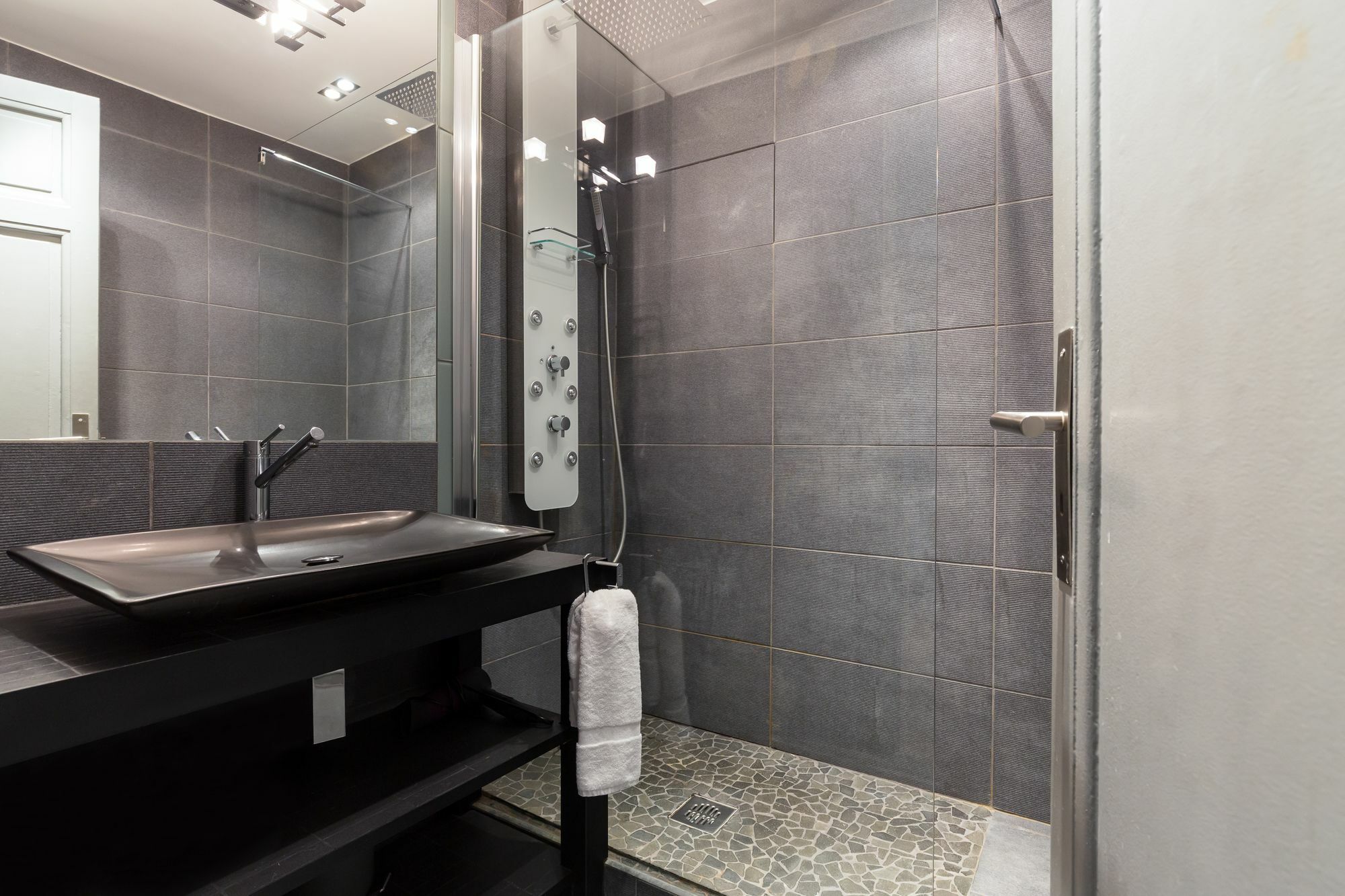 Centrally Located Modern 2 Bed Apartment In Cannes With Aircon And High Ceilings And Modern Design 696 Exterior photo