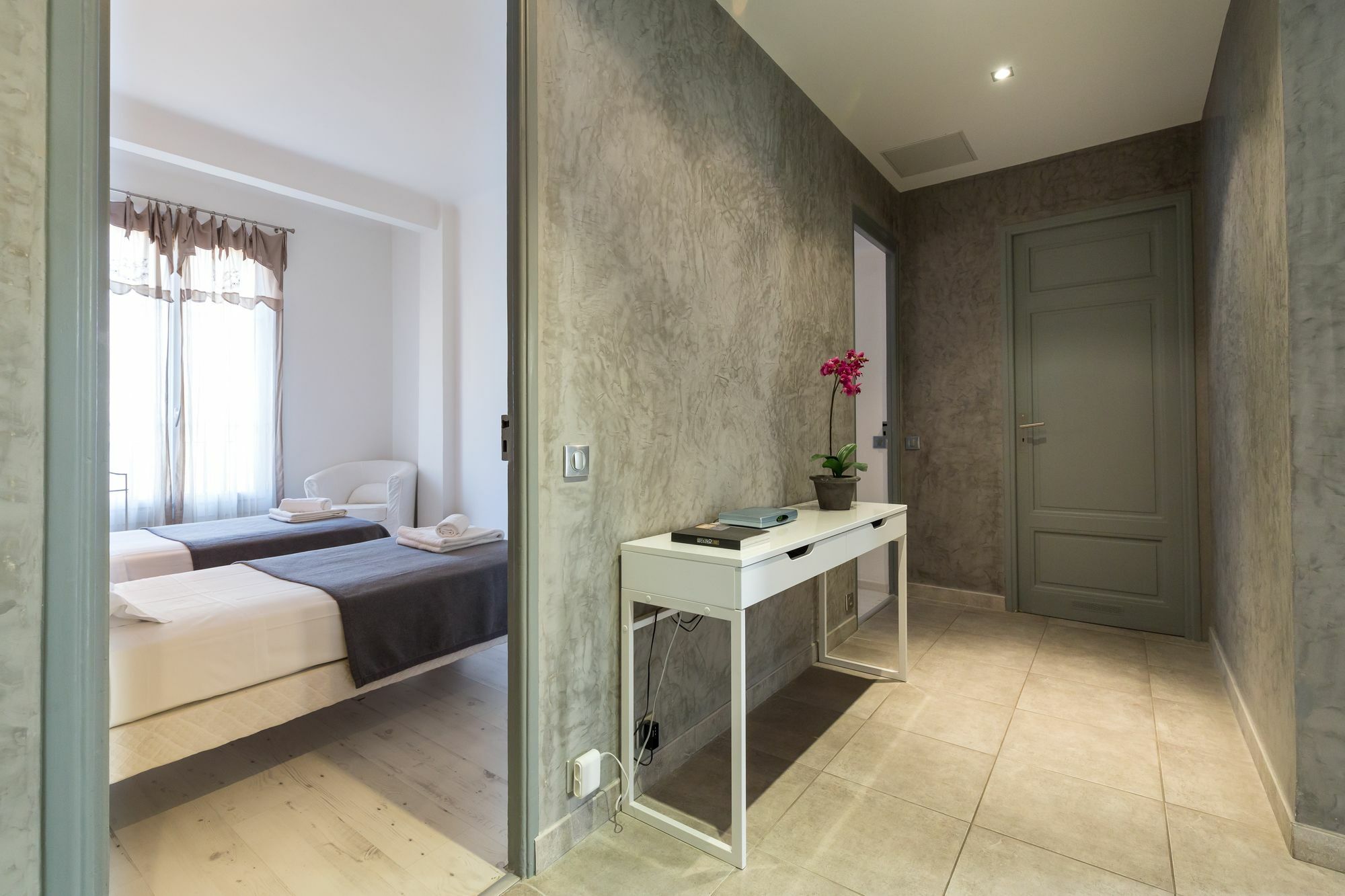 Centrally Located Modern 2 Bed Apartment In Cannes With Aircon And High Ceilings And Modern Design 696 Exterior photo