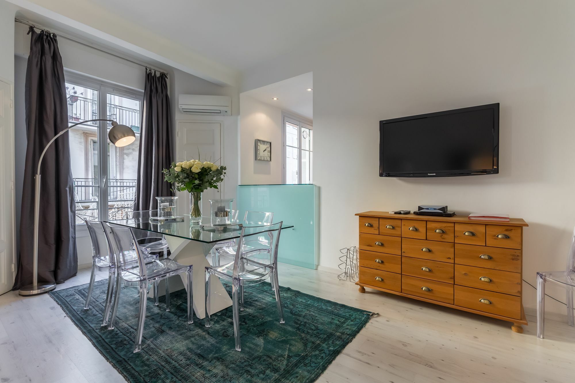 Centrally Located Modern 2 Bed Apartment In Cannes With Aircon And High Ceilings And Modern Design 696 Exterior photo